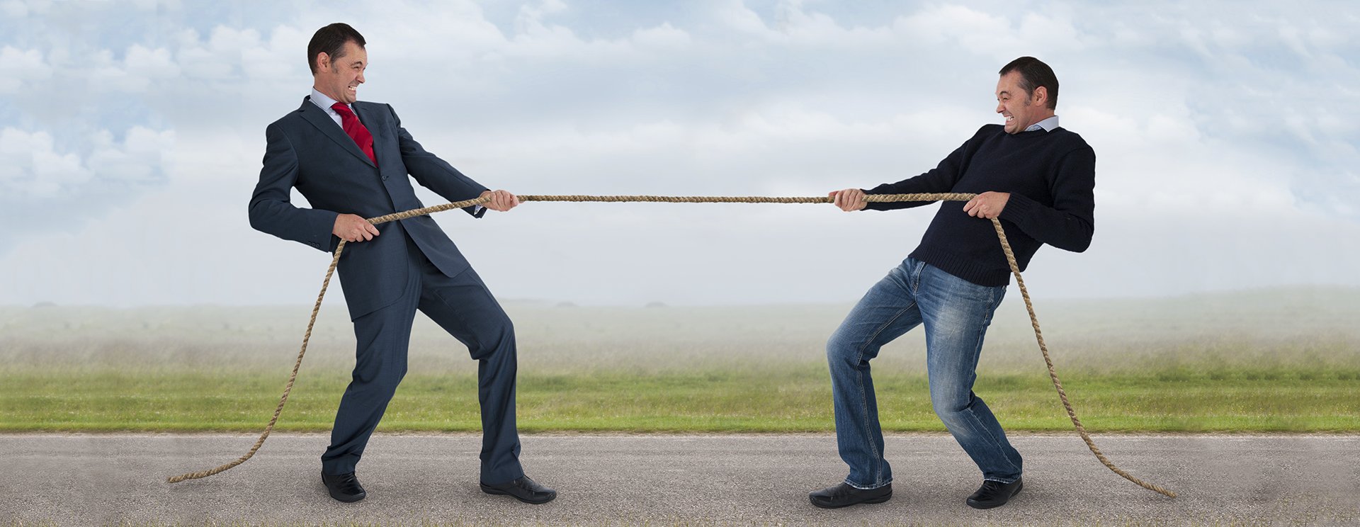Конкуренция между мужчиной и женщиной. Человека тянут в разные стороны. Тянут канат. Тянет веревку. Перетягивание каната.